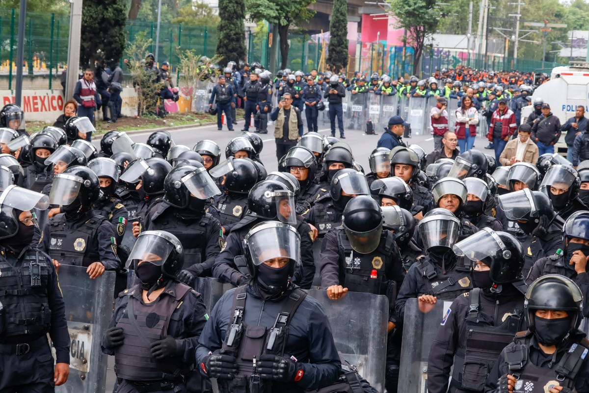 Miles de manifestantes bloquean acceso al mundialista estadio Azteca de México