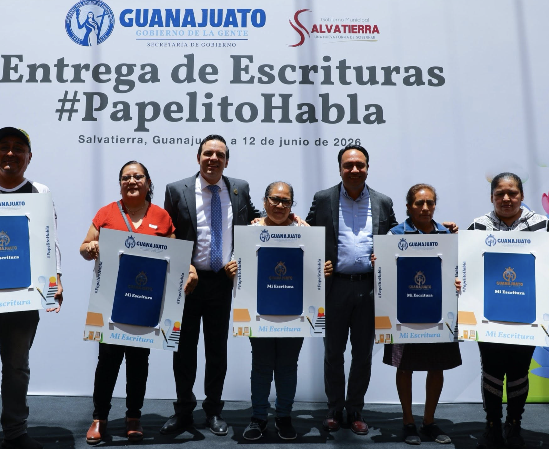 Entregan escrituras a 96 familias en Salvatierra que fueron desplazadas hace 70 años