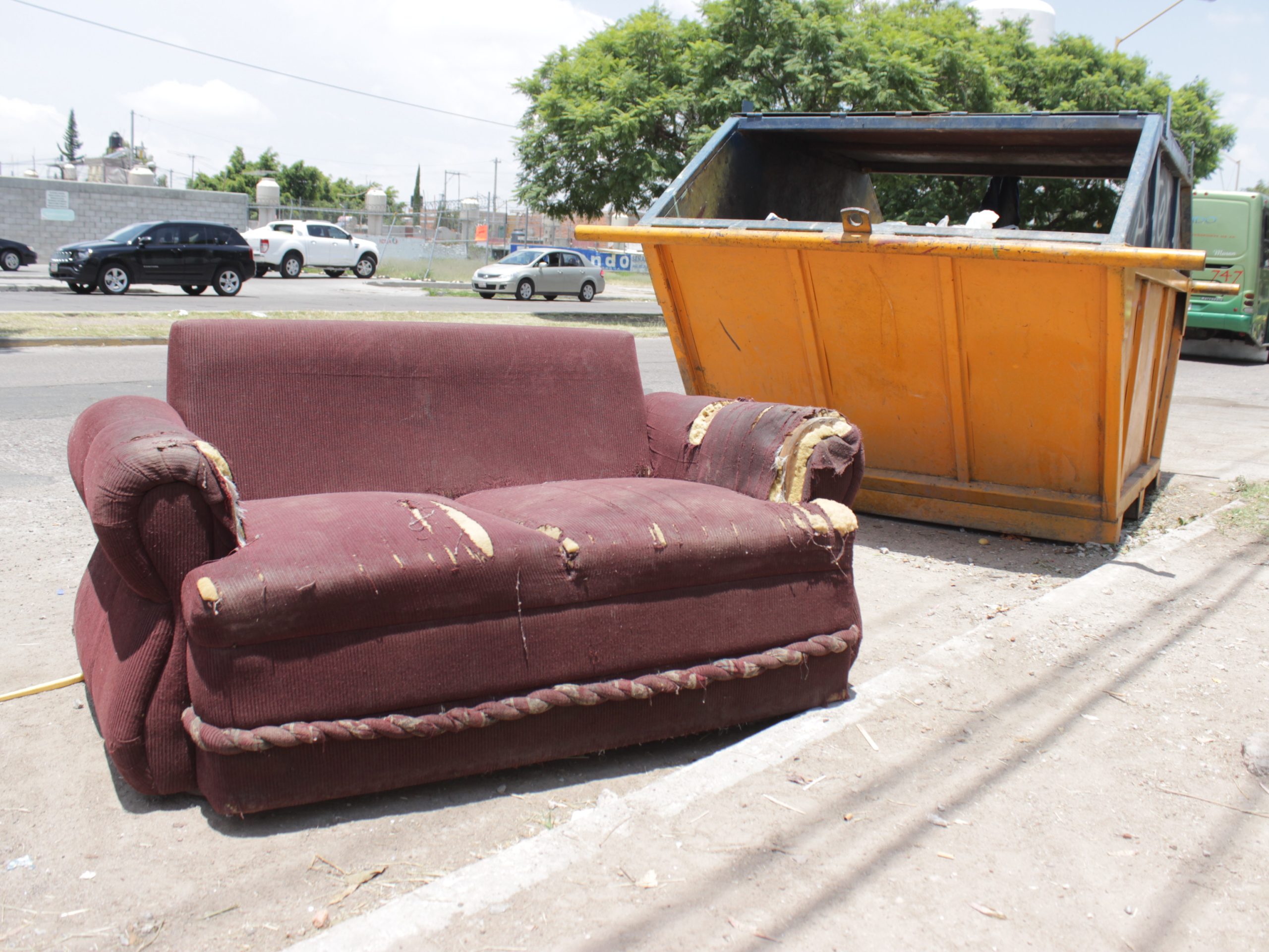Sillones, llantas y muebles obstruyeron alcantarillas durante tormenta en Aguascalientes