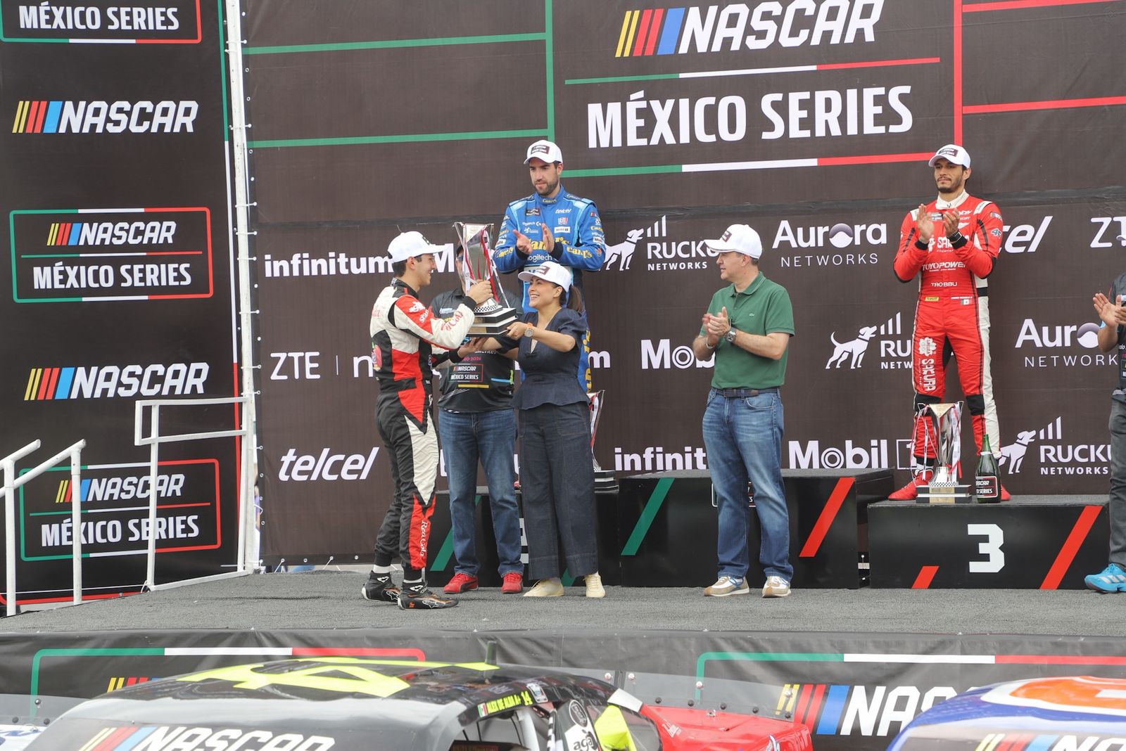 Reconocen al piloto Alex de Alba, ganador de la Nascar México Series