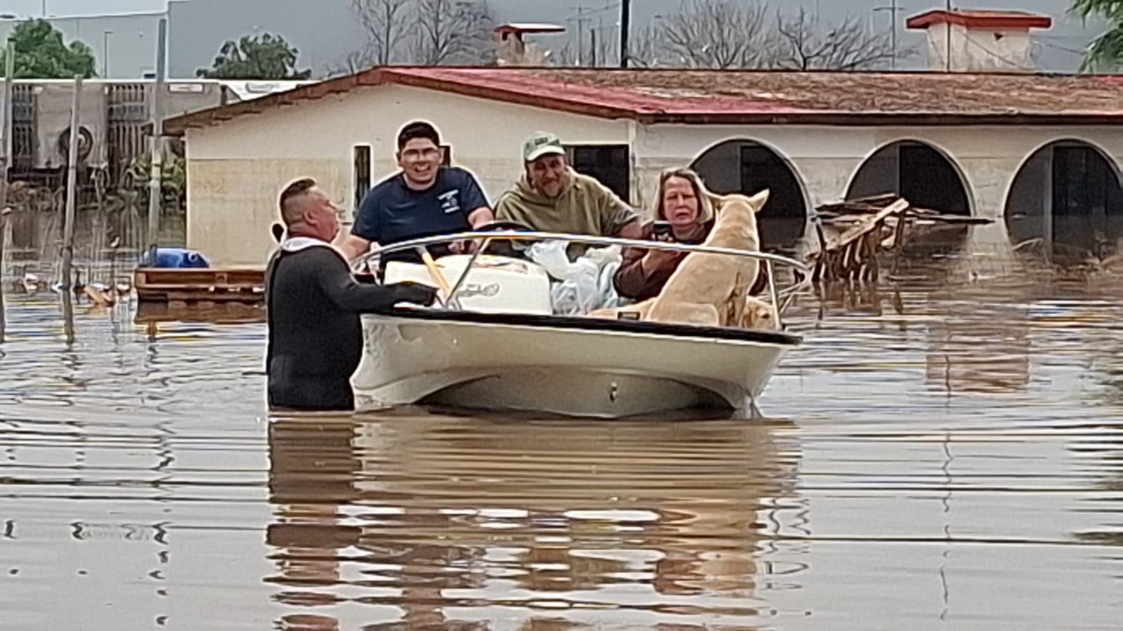 Rescatan a trabajadores y a sus mascotas que terminaron atrapados por las lluvias