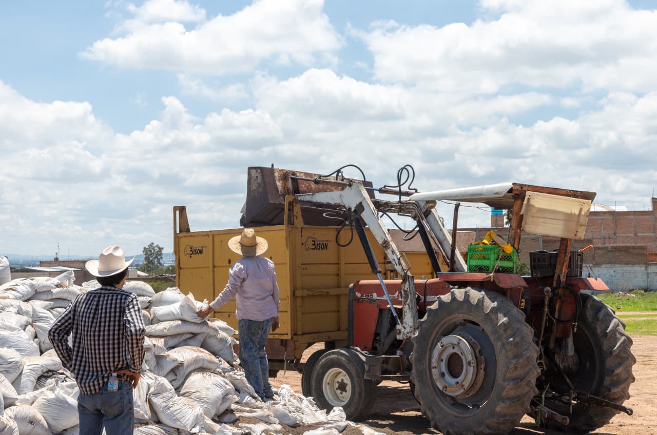 Entregan 80 toneladas de composta a productores de Jesús María