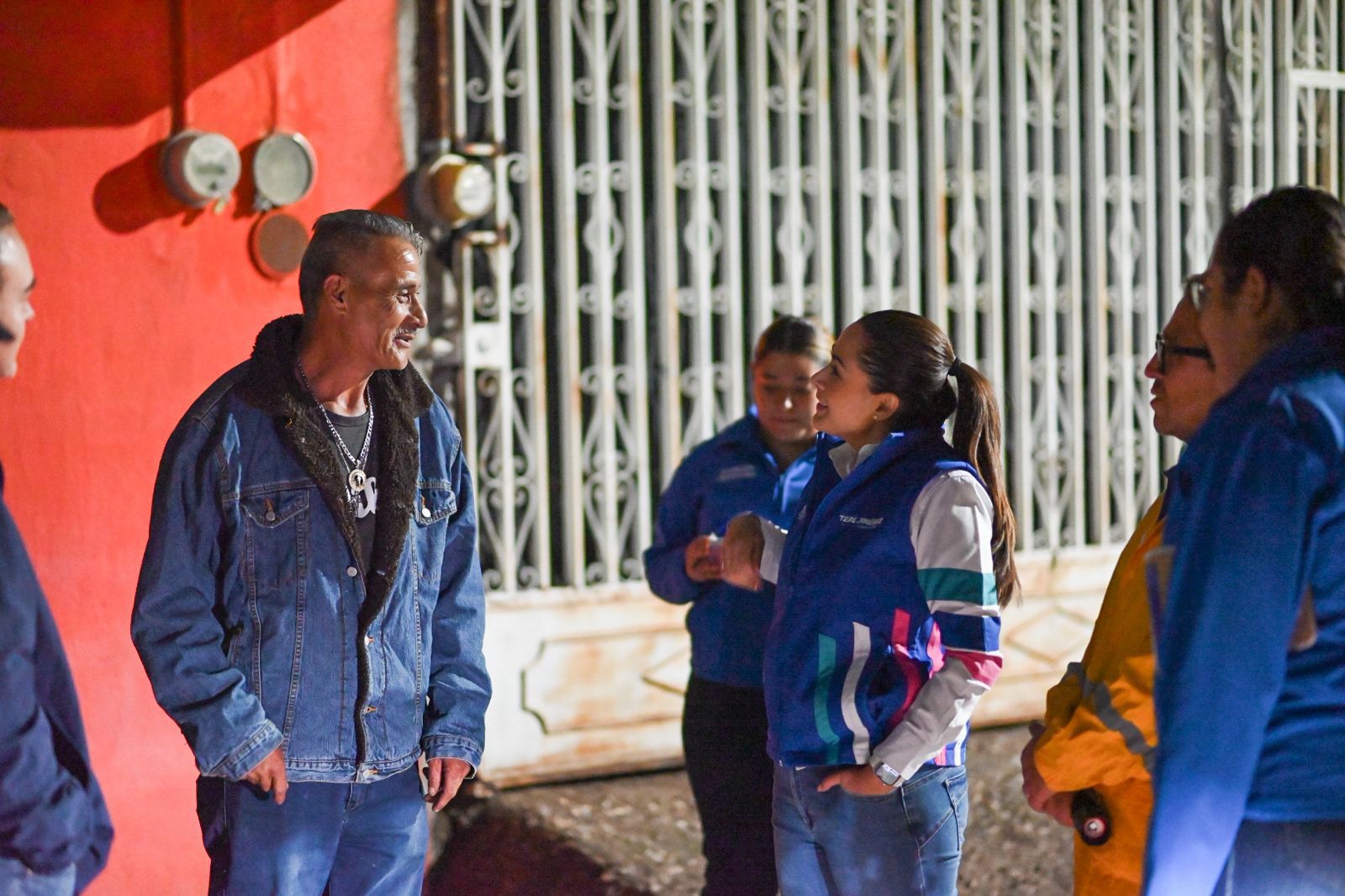 Visitan autoridades familias afectadas por fuertes lluvias