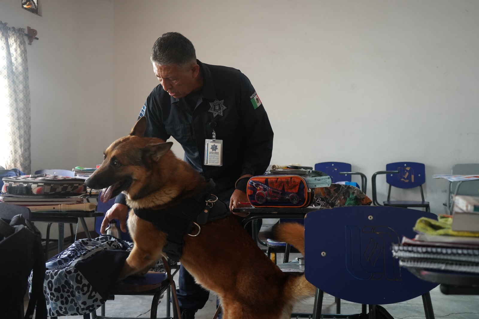 Aplican revisiones preventivas en escuela de Jesús María con apoyo de unidad K9