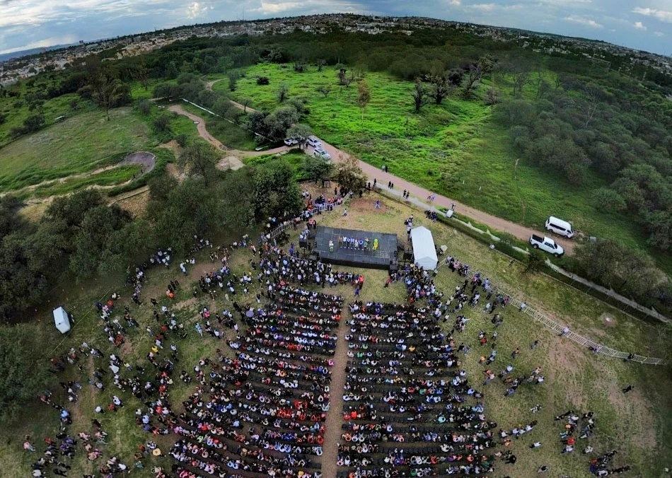 Autoridades celebran la entrega de las escrituras de La Pona