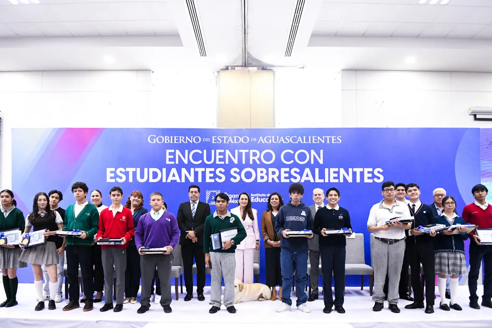 Tere Jiménez reconoce a estudiantes sobresalientes de Aguascalientes