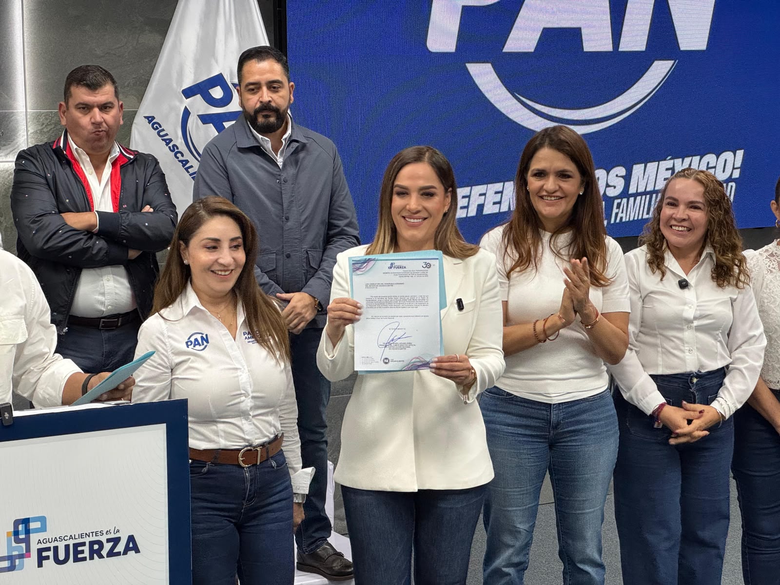Respaldan diputados del PAN a Arlette Muñoz al frente de la bancada