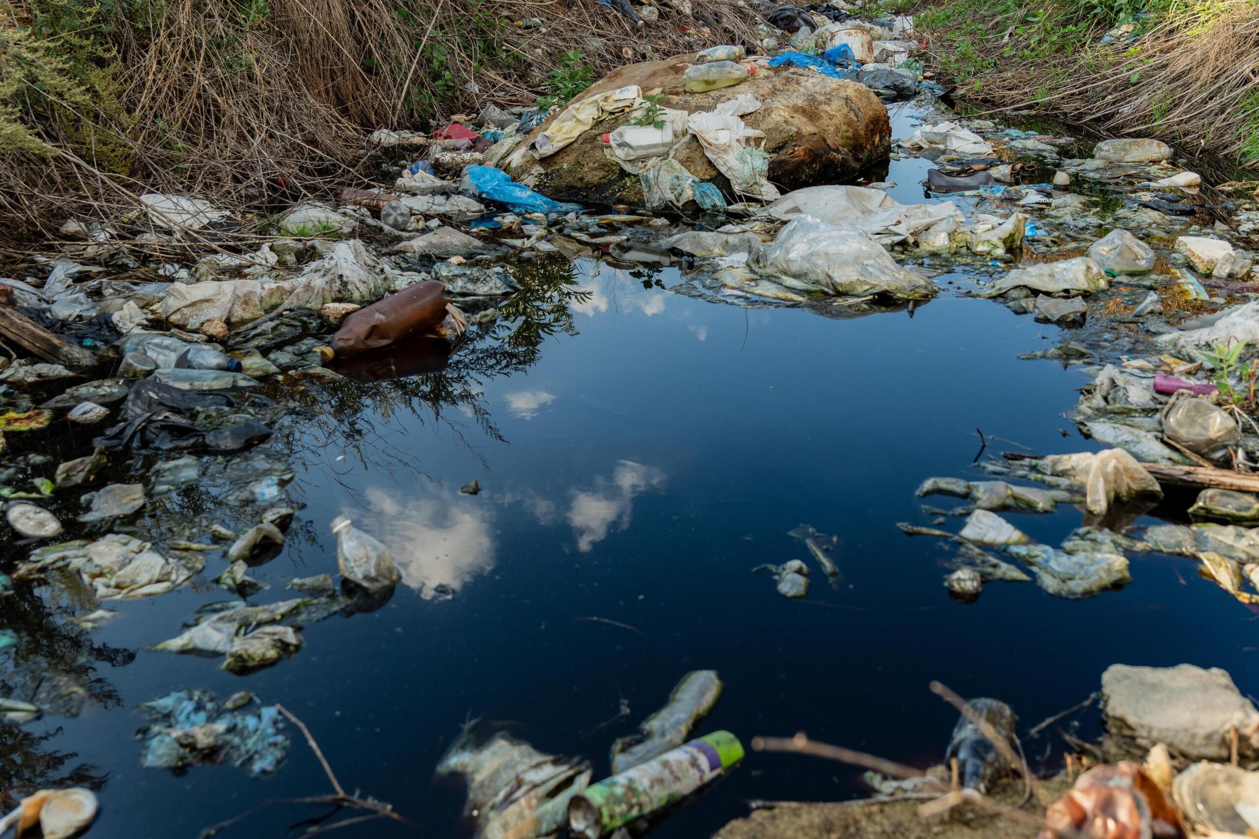 Retiran siete camiones de basura de arroyos; más del 50% eran residuos domésticos