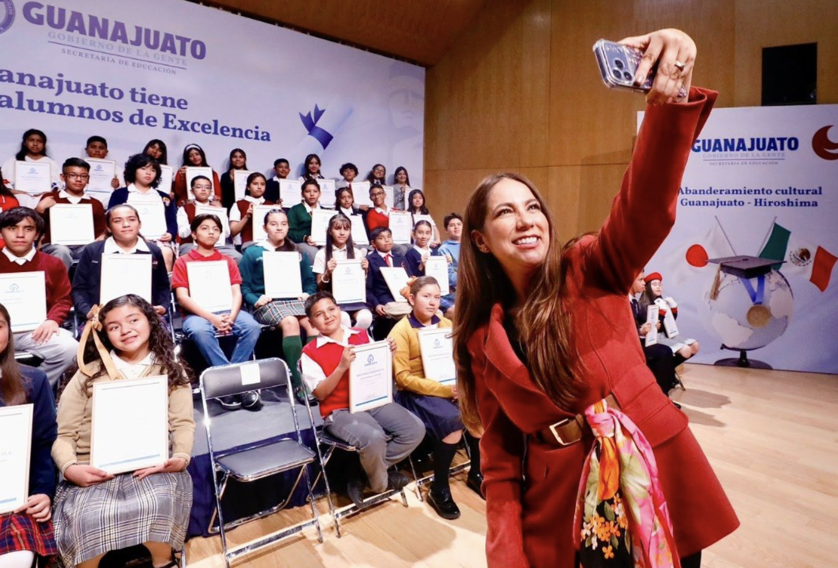 Guanajuato reconoce a estudiantes de excelencia y abandera a jóvenes que viajarán a Japón