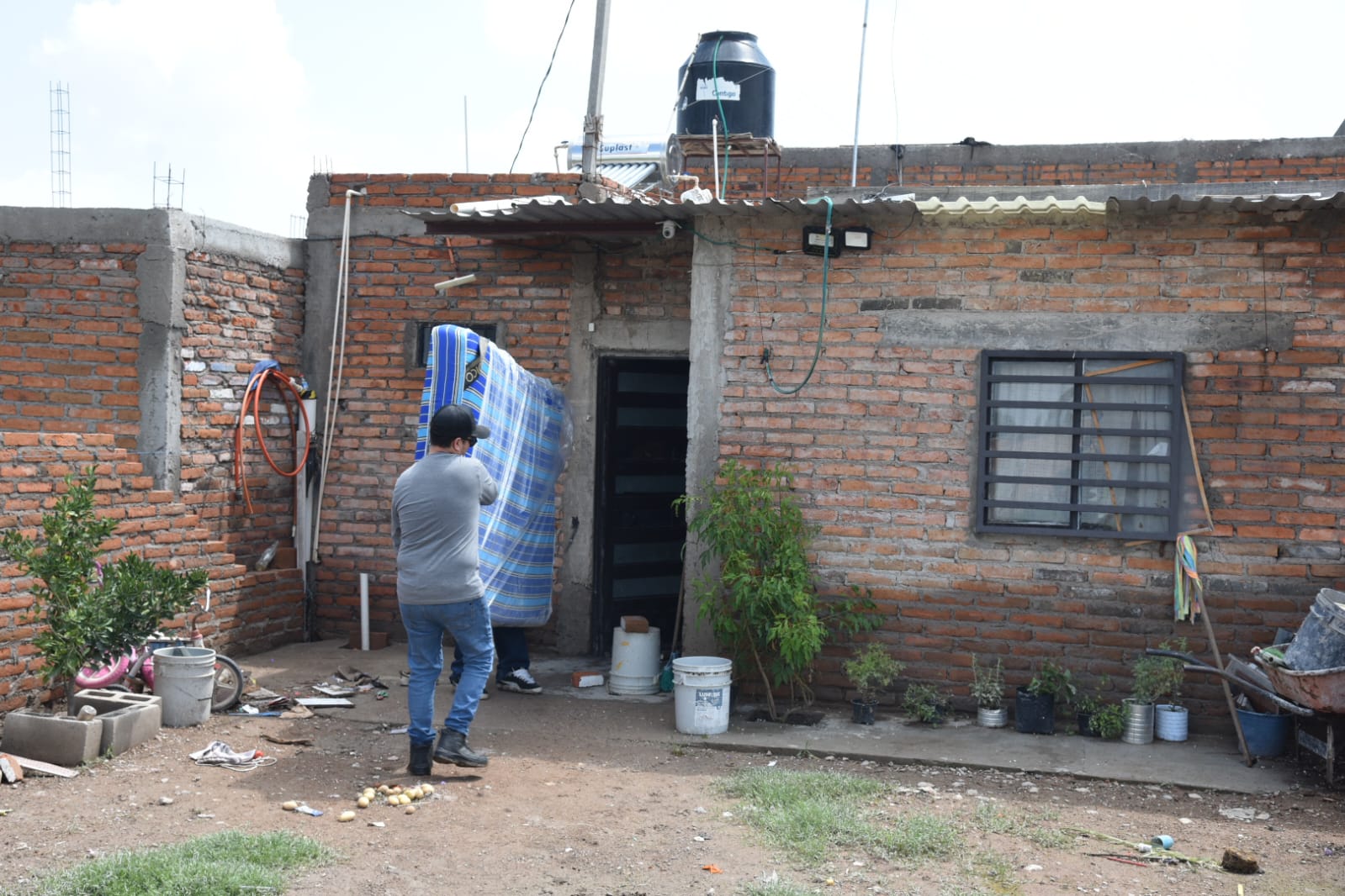 Casas bajo 80 centímetros de agua y un enorme socavón: el saldo de las lluvias en Jesús María