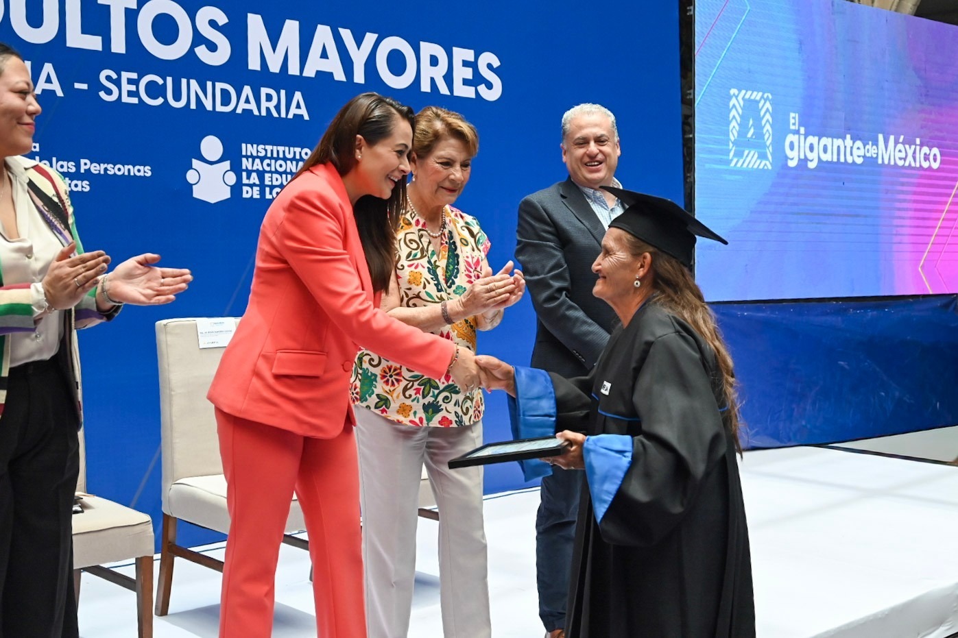 Cumplen el sueño de estudiar: 200 personas adultas mayores reciben constancias de Alfabetización y certificados de Primaria y Secundaria