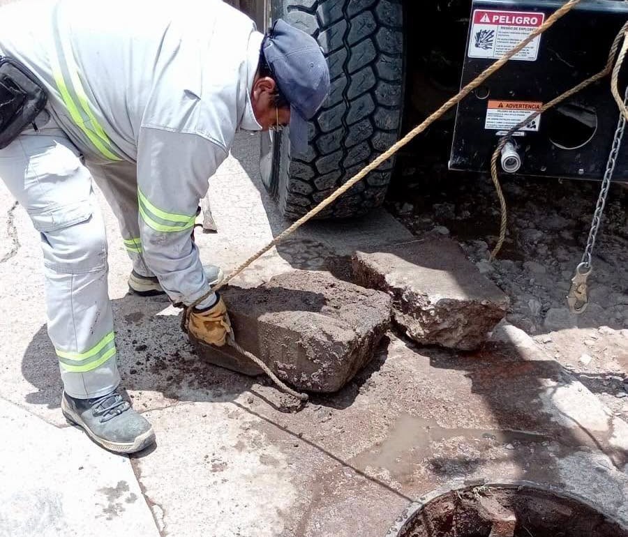 Desalojan roca de una alcantarilla que obstruía el paso del agua negra