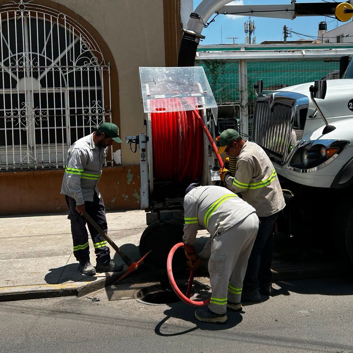 Desazolvan alcantarilla en la Zona Centro para evitar brotes de aguas negras