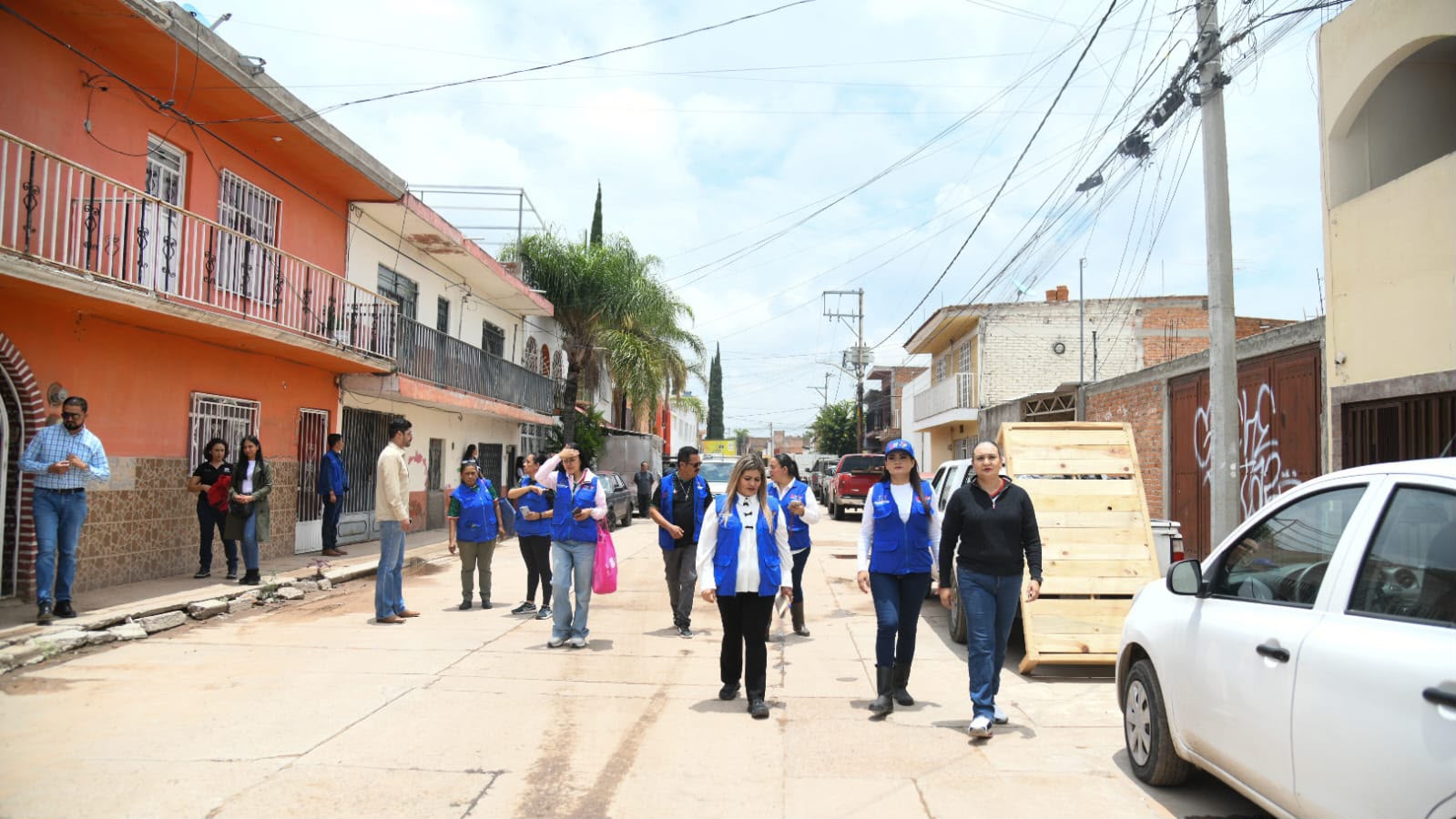Entregan apoyos a familias damnificadas por las lluvias