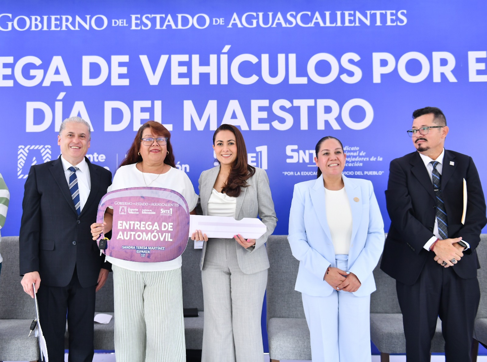 Entregan vehículos a ganadores por los festejos del Día del Maestro
