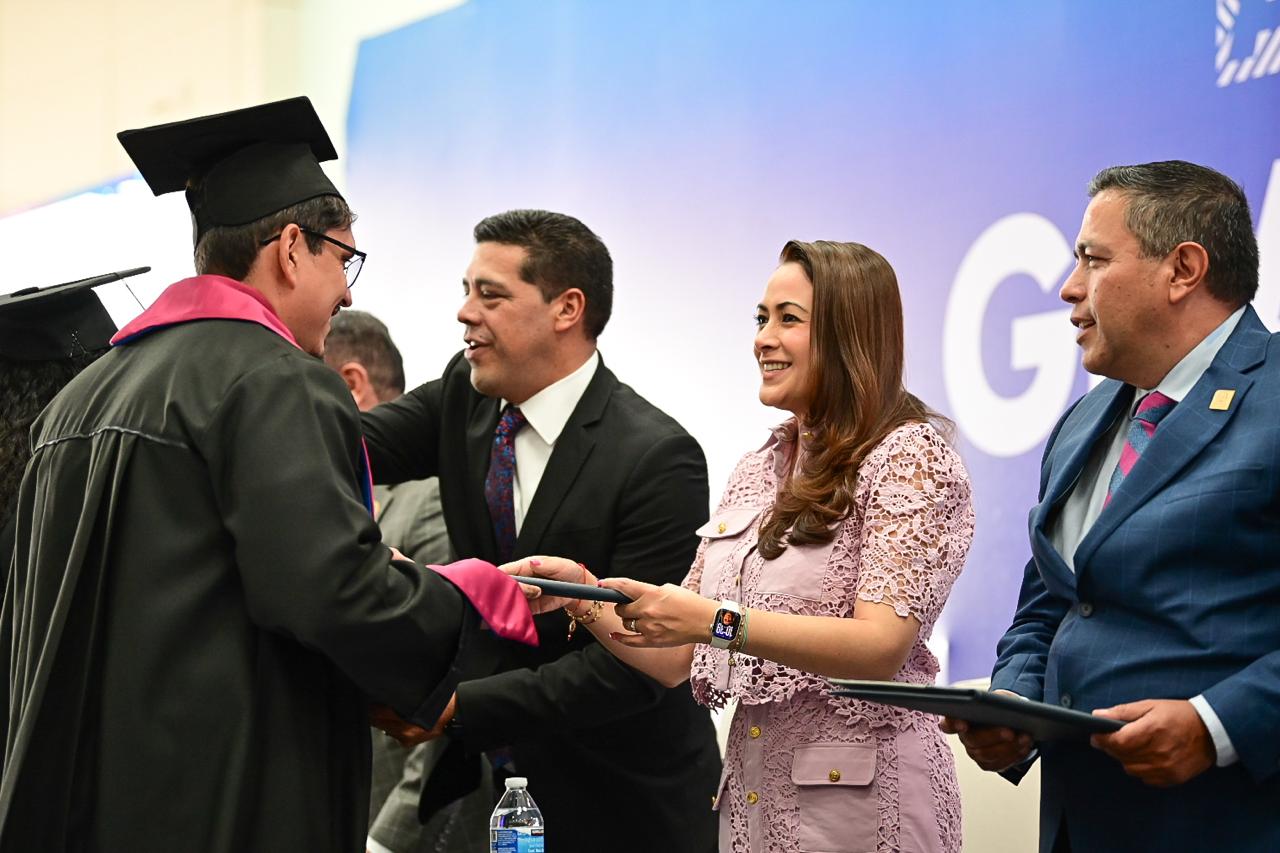 Invitan a los nuevos maestros a construir un mejor futuro desde las aulas