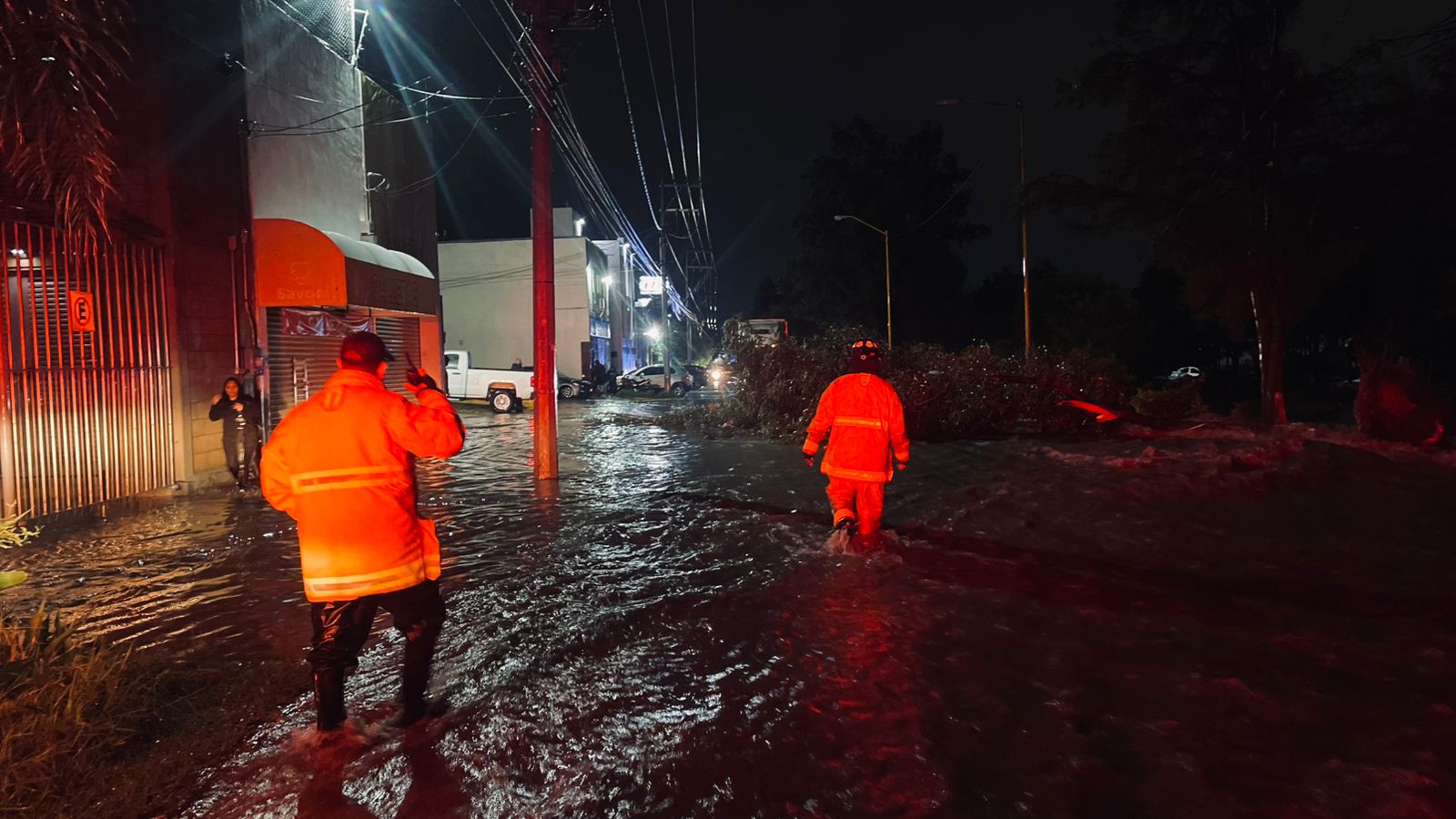 Lluvias dejan rescates, vehículos varados y daños materiales en Jesús María