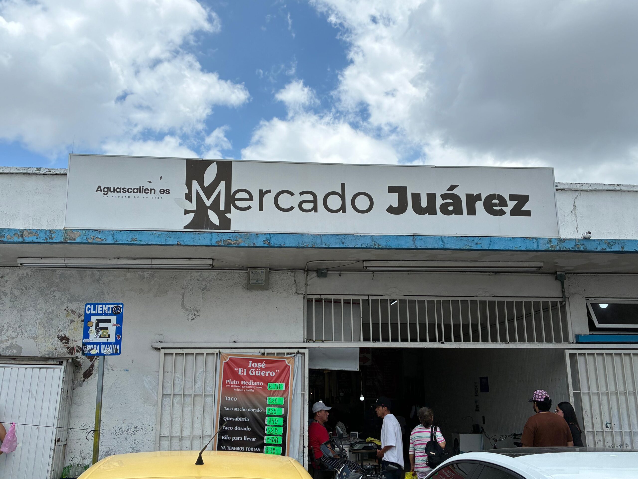 Clausuran birriería por arrojar grasa y basura al drenaje del Mercado Juárez