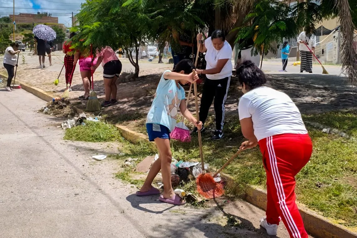 Familias de Villas de las Fuentes se suman a brigadas de limpieza y mantenimiento