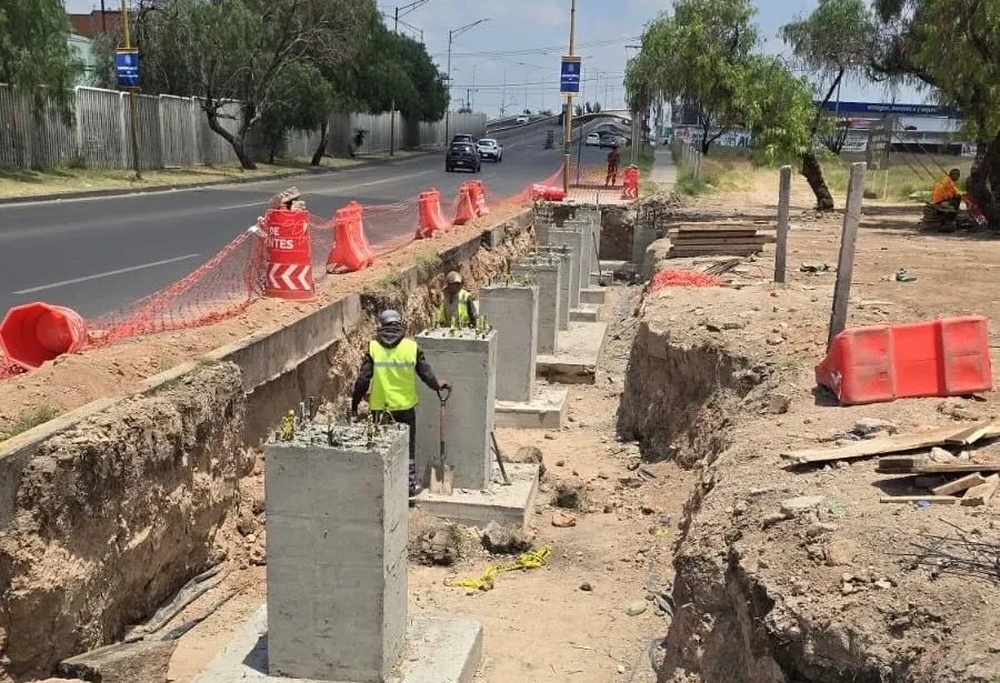 Construyen puente peatonal en Segundo Anillo Poniente