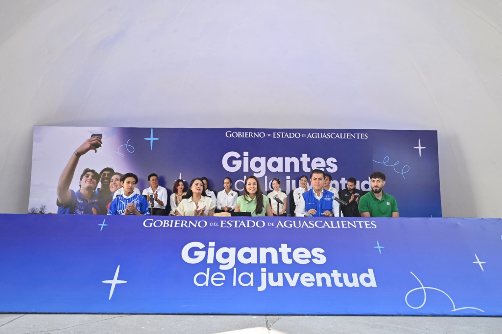 Apoya Tere Jiménez a jóvenes con becas en diferentes disciplinas