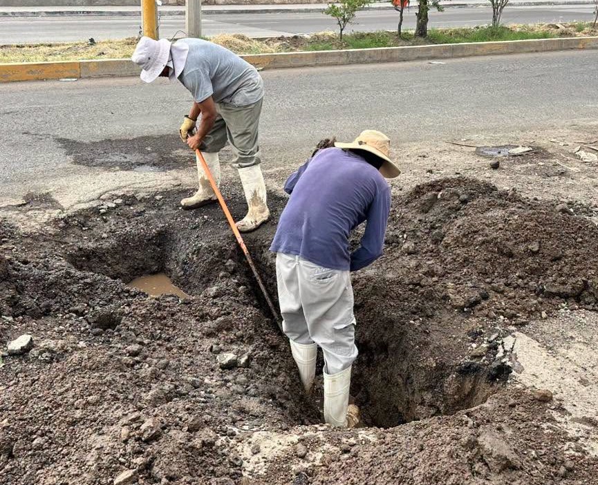 Atienden fuga de agua potable en la Central de Abastos