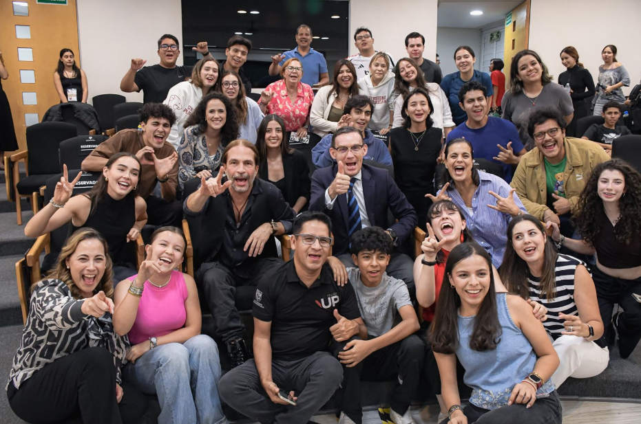 Sergio Vallín comparte con jóvenes de la UP las lecciones detrás de una vida dedicada a la música