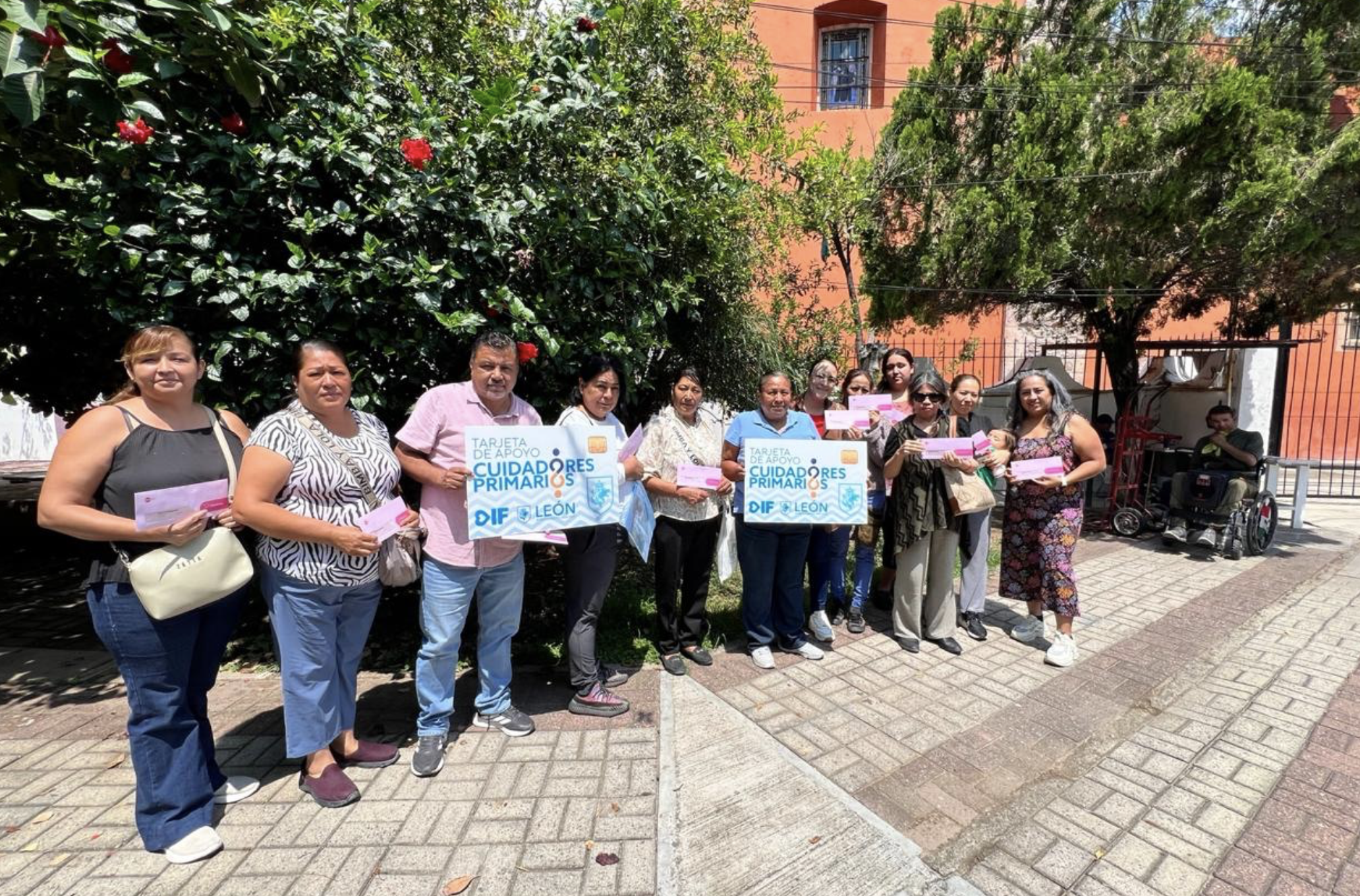 DIF León entrega apoyos a cuidadores de personas con discapacidad
