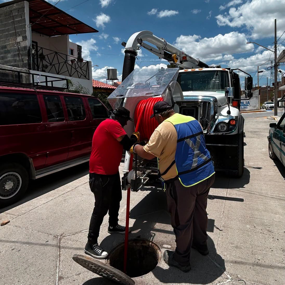 Desazolvan alcantarilla en San Patricio para restablecer flujo de aguas negras