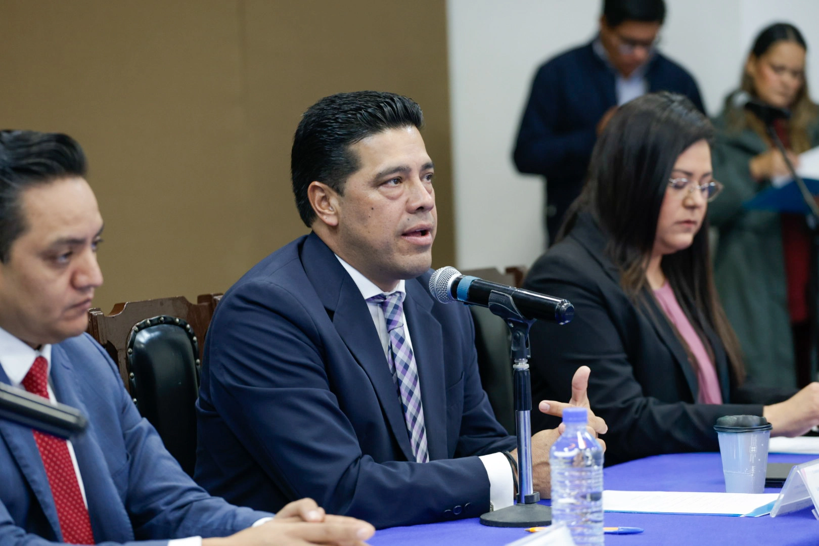 Leonardo Montañez descarta pedir licencia y llama a no distraerse con aspiraciones