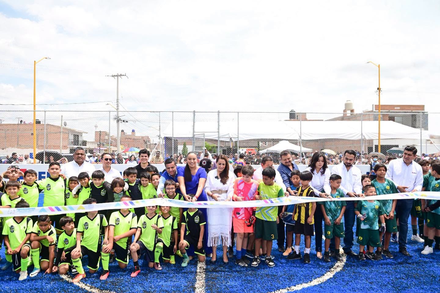 Más espacios para el deporte: Tere Jiménez encabeza la inauguración de cancha de futbol en Pabellón de Arteaga