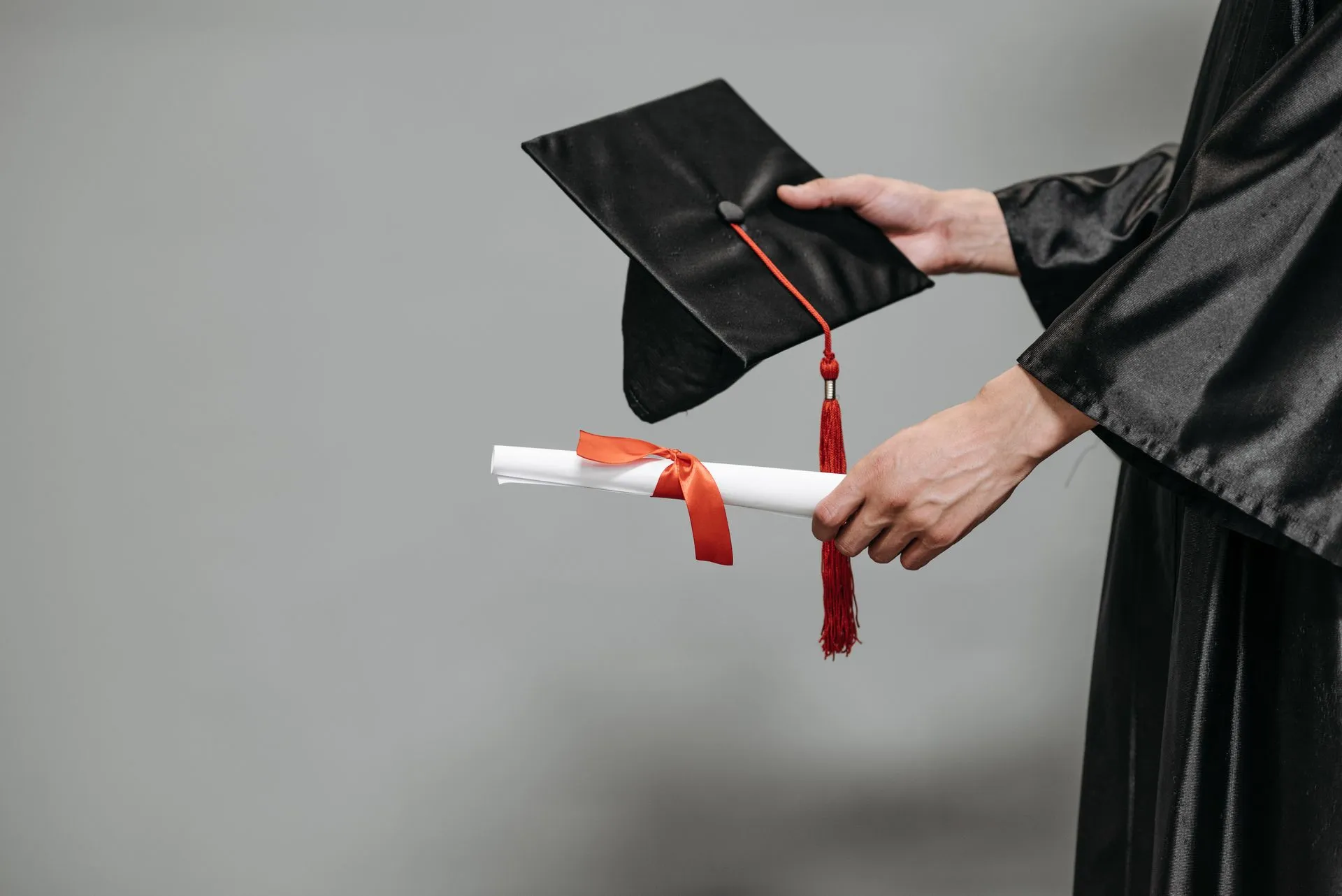 Abogados proponen plazo máximo de 90 días y tope de costo para titulación universitaria