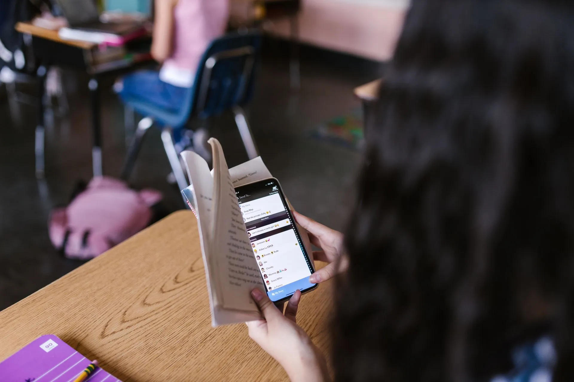Sheinbaum anuncia regulación de celulares en escuelas; IEA subraya estrategia local