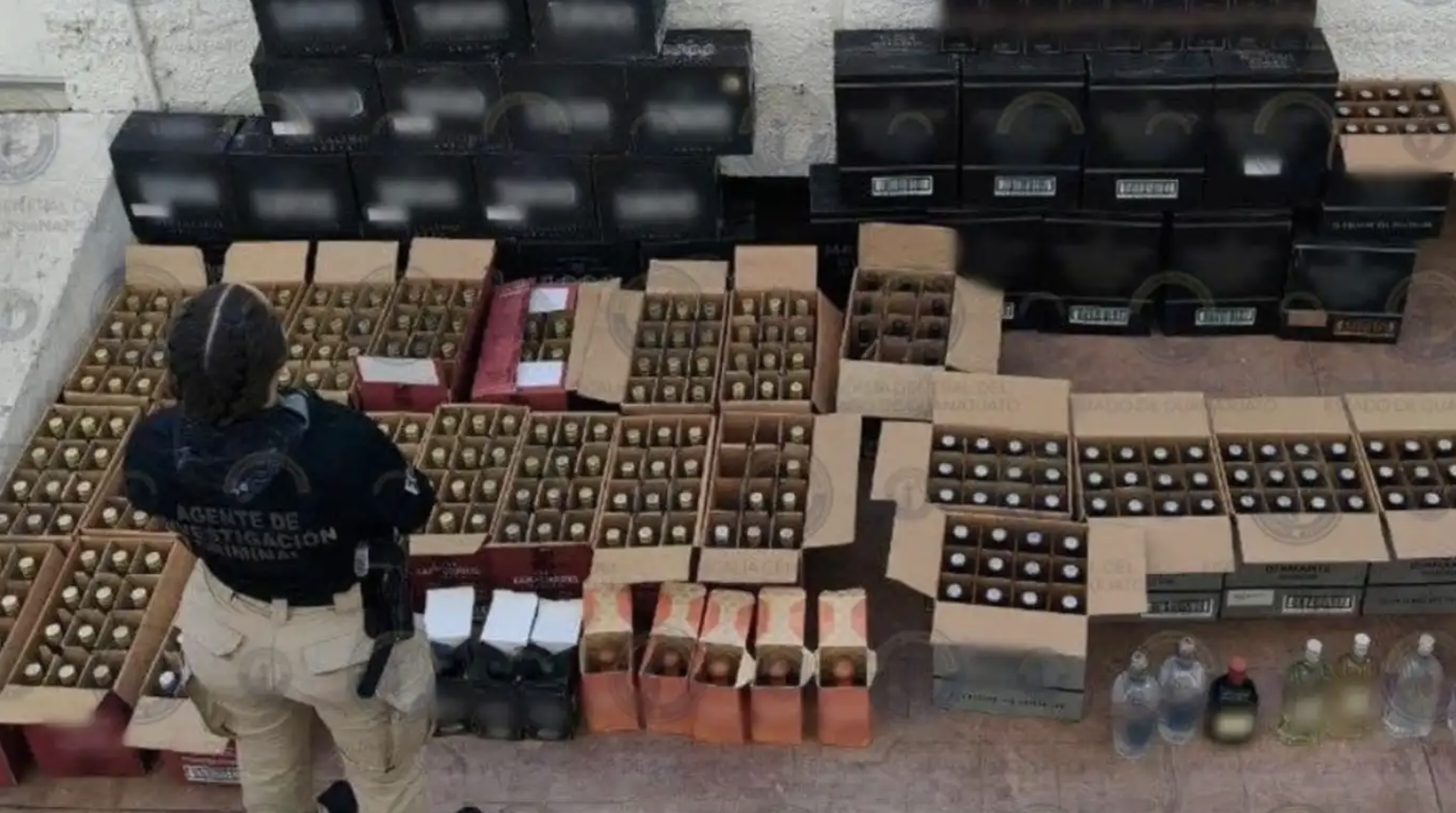 Fiscalía de Guanajuato decomisa casi 400 botellas de tequila adulterado; suma ocho cateos en León, Salamanca e Irapuato