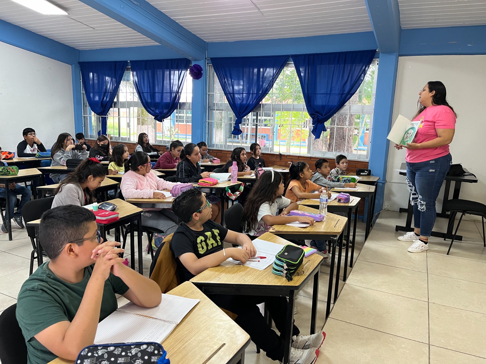 Más niñas y niños aprenderán inglés; amplían la enseñanza del idioma en las escuelas