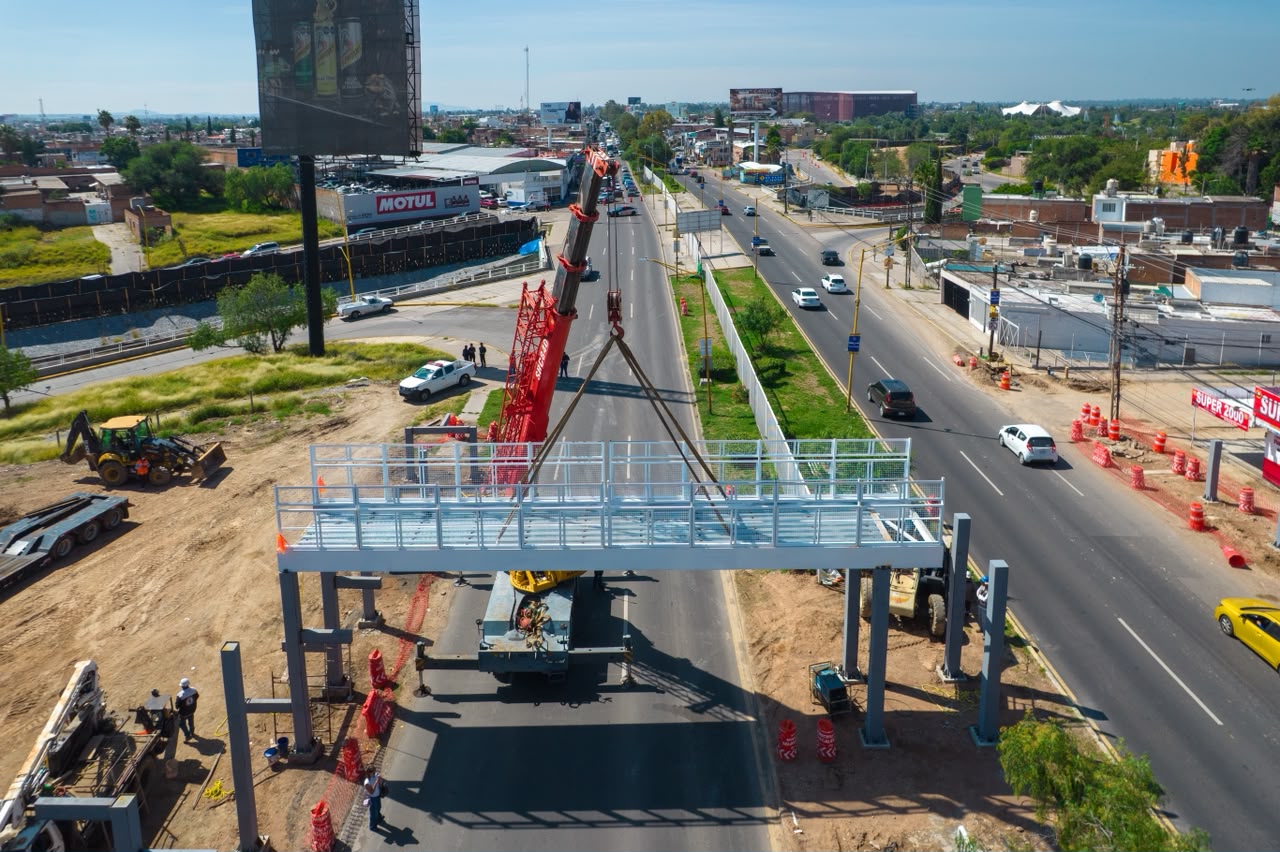 Avanza construcción de nuevo puente peatonal en avenida Aguascalientes Poniente