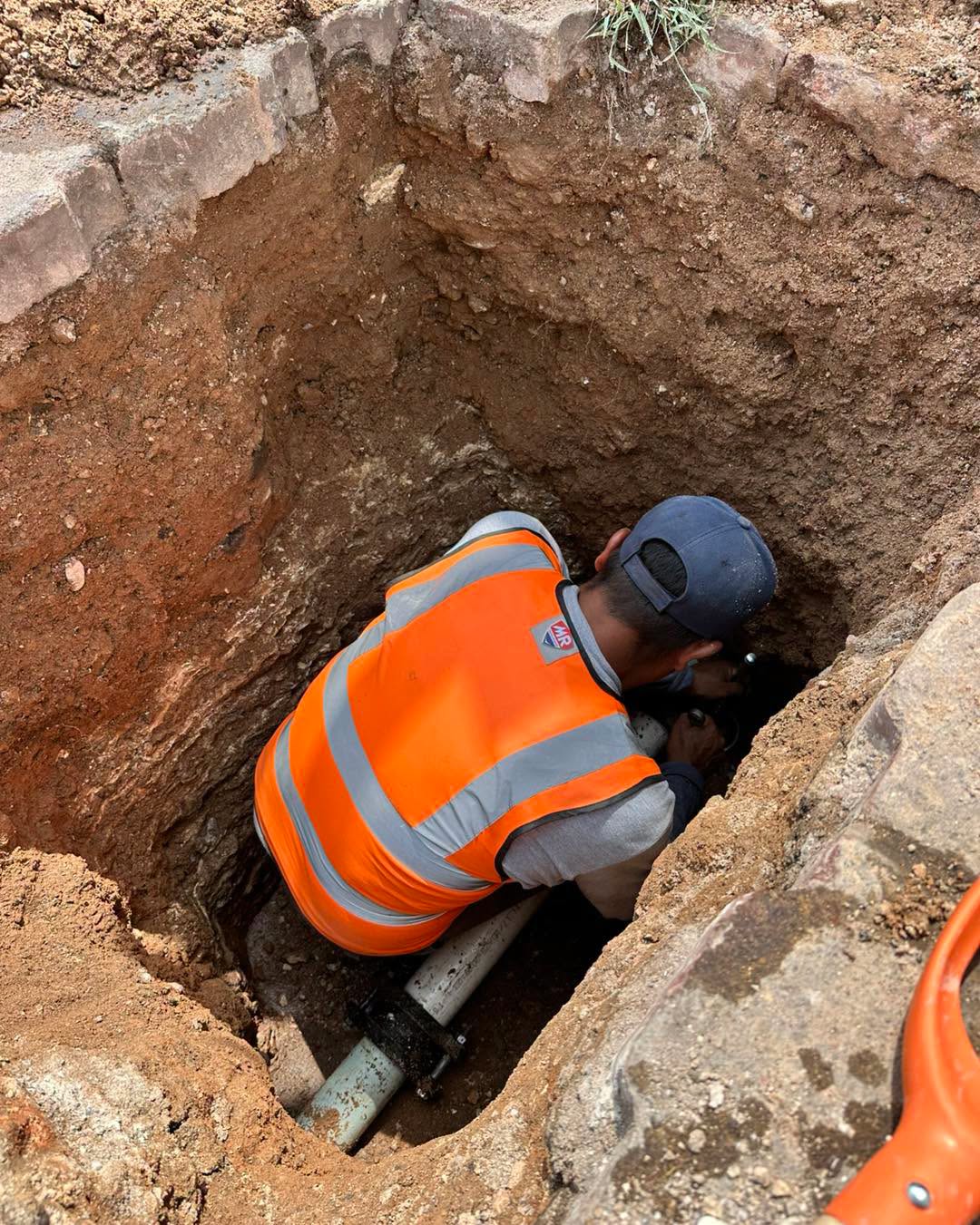 Reparan fuga de agua potable en Bosques del Prado Sur