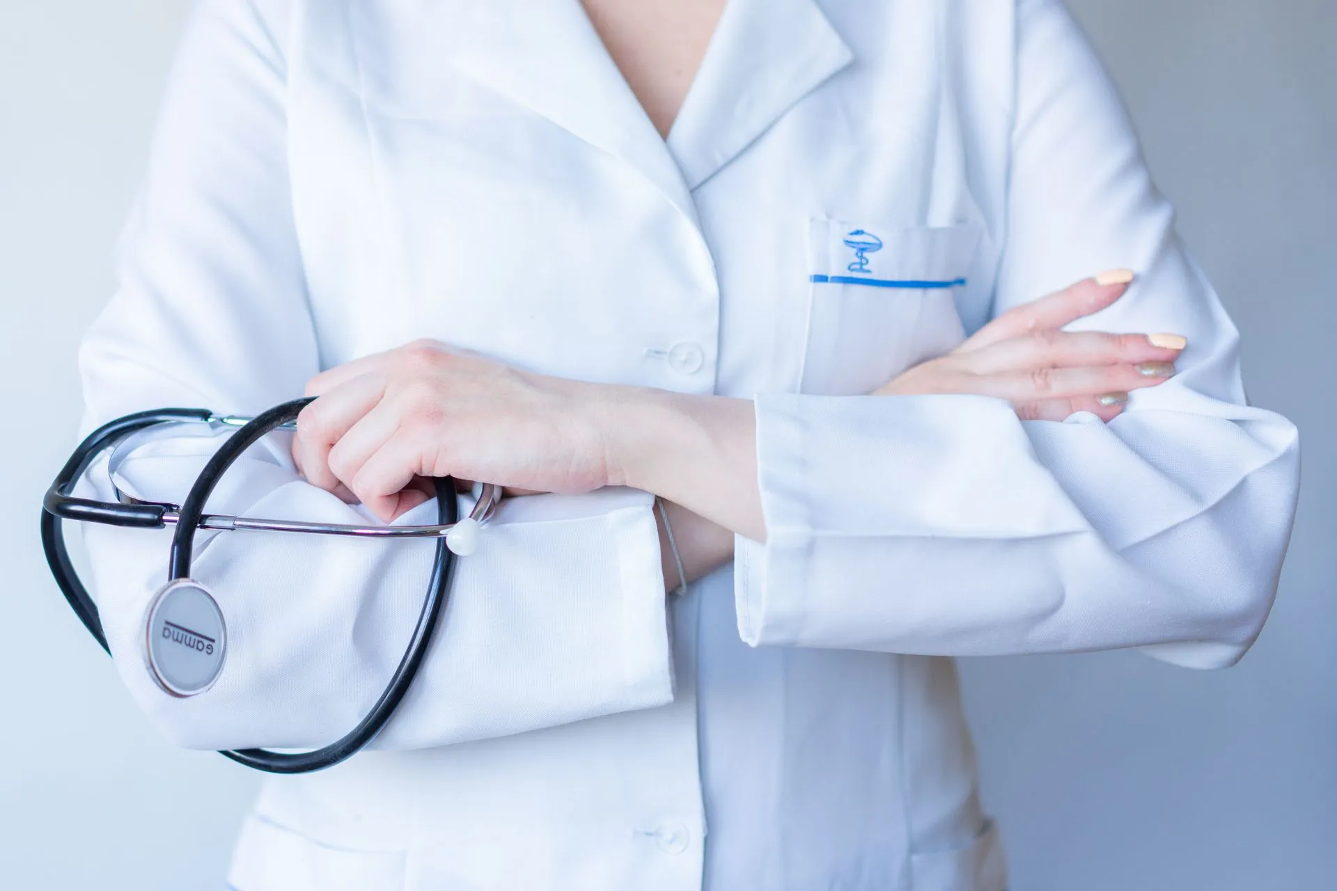 “Necesitamos médicos en serio, no en serie”: Preocupa formación de nuevos doctores