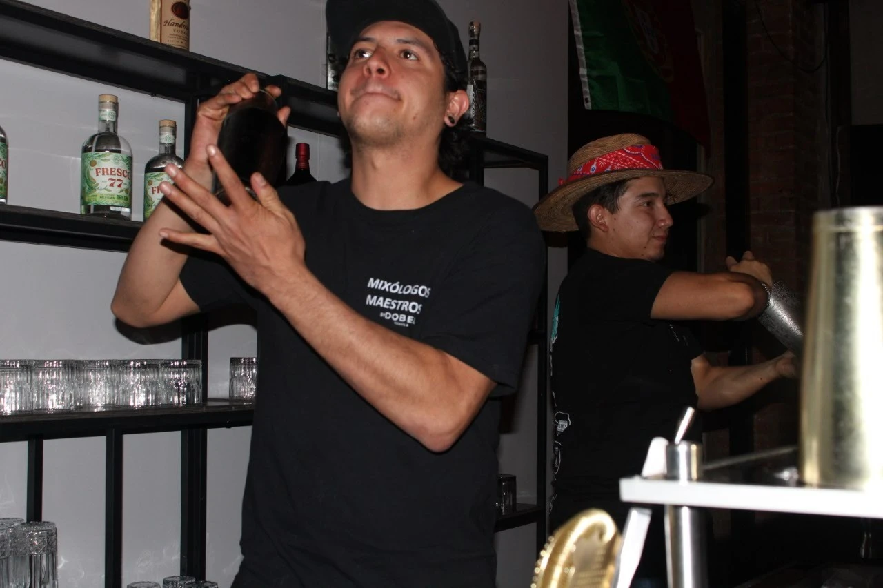 Siete vidas, ocho bartenders: Una noche de cocteles por los Michis