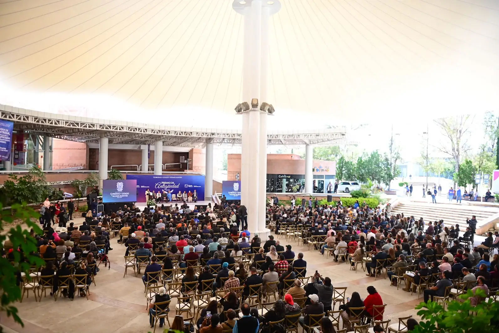 Reconocen a servidores públicos con amplia trayectoria de servicio