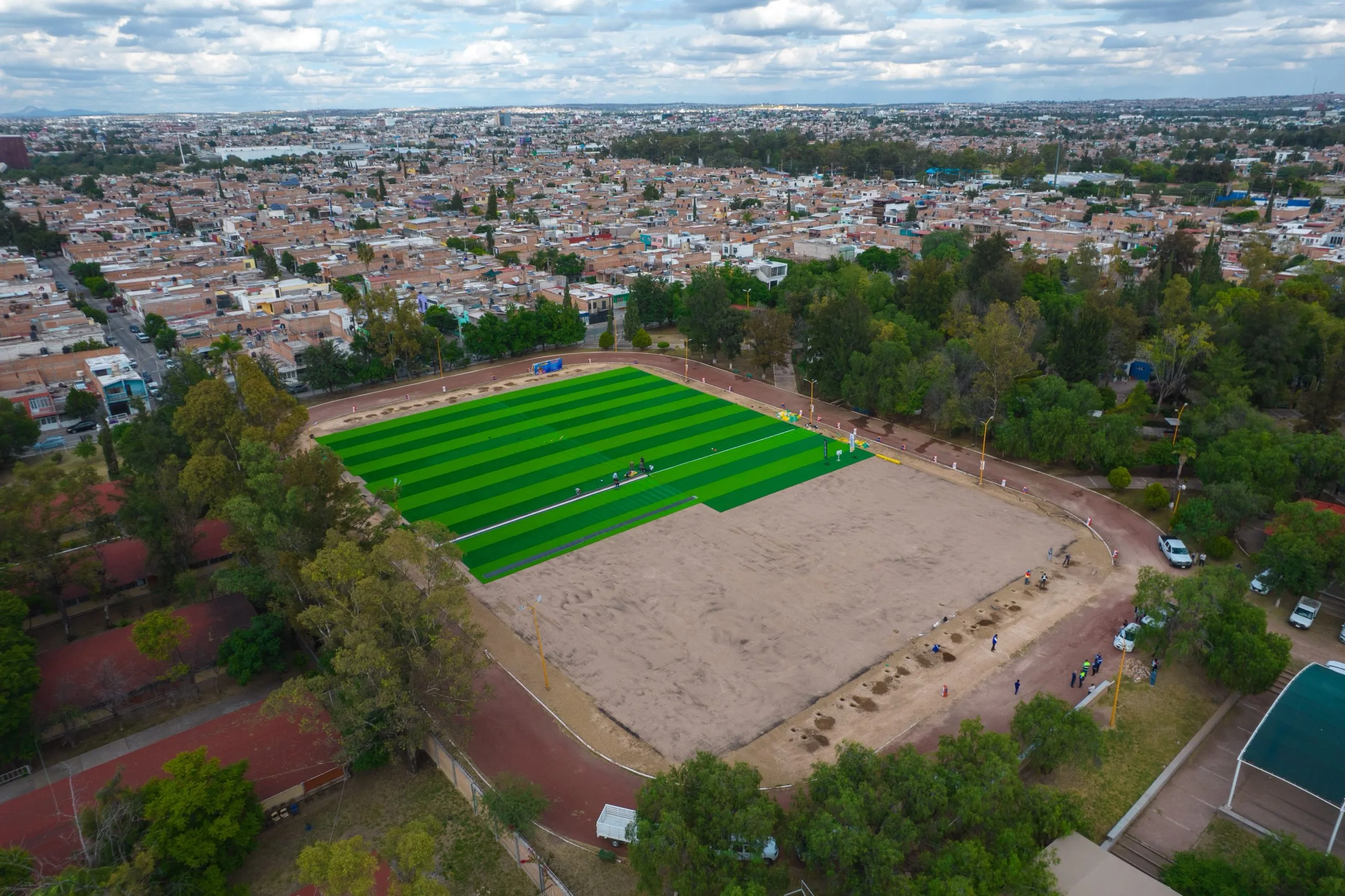 Construyen cancha de pasto sintético en la López Portillo