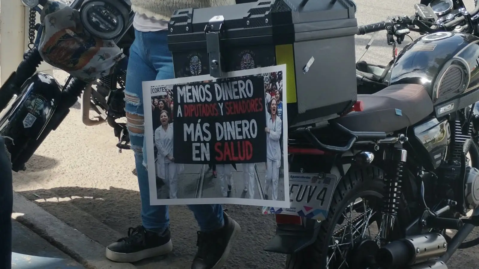 Trabajadores del IMSS llevan sus exigencias a las calles y piden atención al delegado