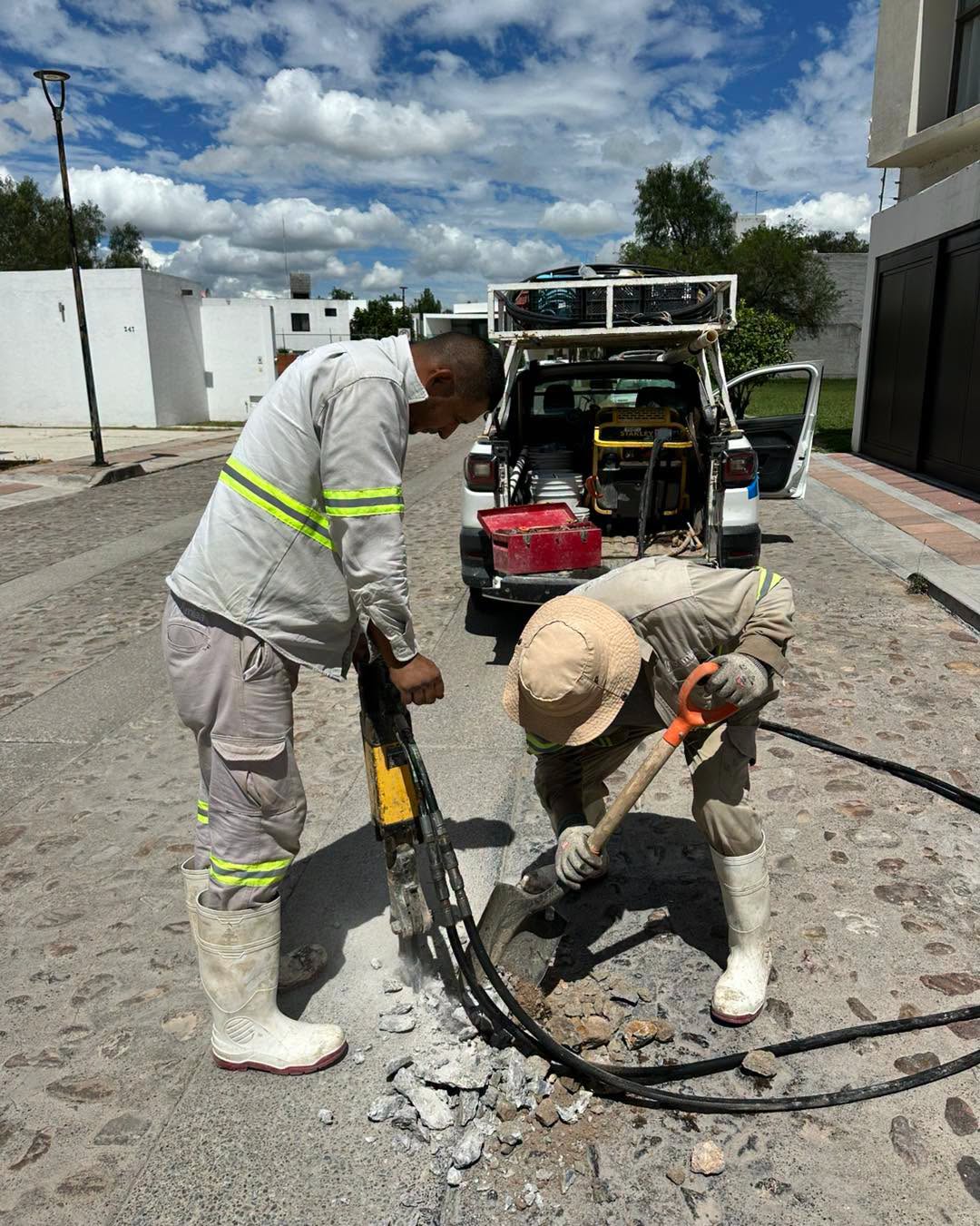 MIAA atiende fuga de agua y supervisa rehabilitación de alcantarillado