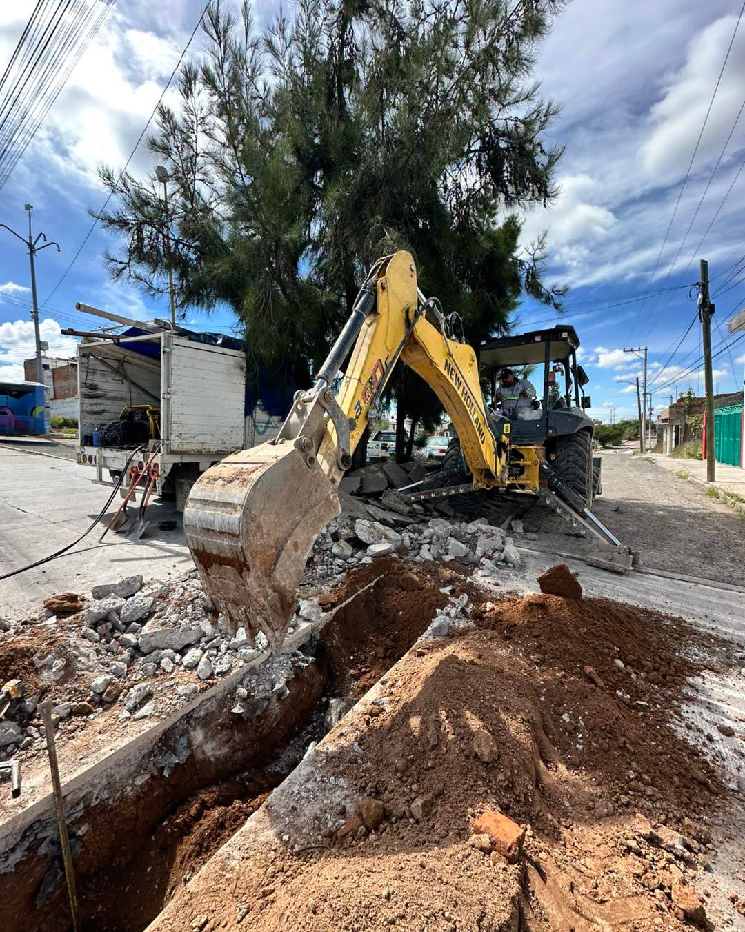 MIAA coloca nueva tubería de agua potable en Lomas del Ajedrez