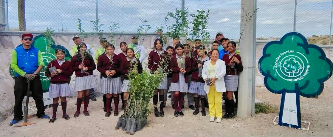 Estudiantes de la Telesecundaria de Tres Centurias plantan 50 árboles con “Árboles Fuertes, Huellas Gigantes”