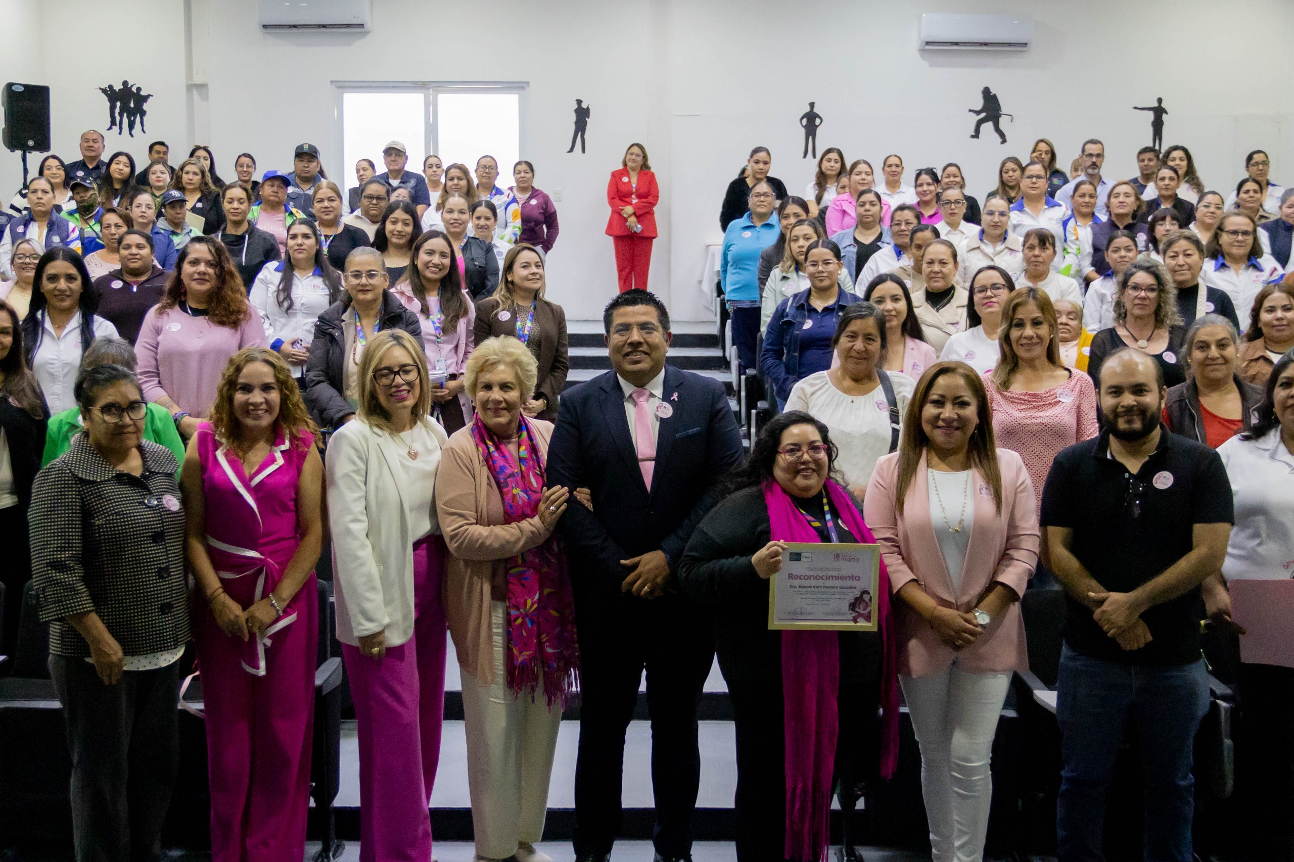 Realizan conferencia sobre detección oportuna del cáncer de mama en Jesús María