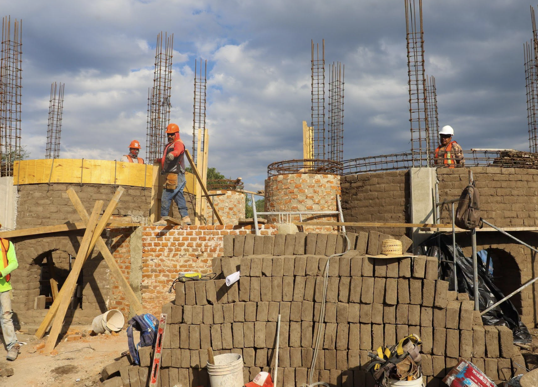 Construyen 12 hornos ecológicos en Ladrilleras del Refugio; obras registran avance de 26%
