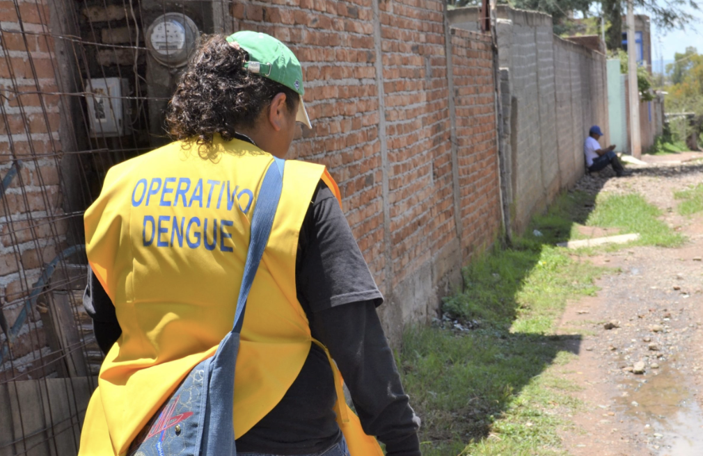 Gobierno pide a la población verificar credenciales de brigadistas anti dengue tras reportes de falsos trabajadores
