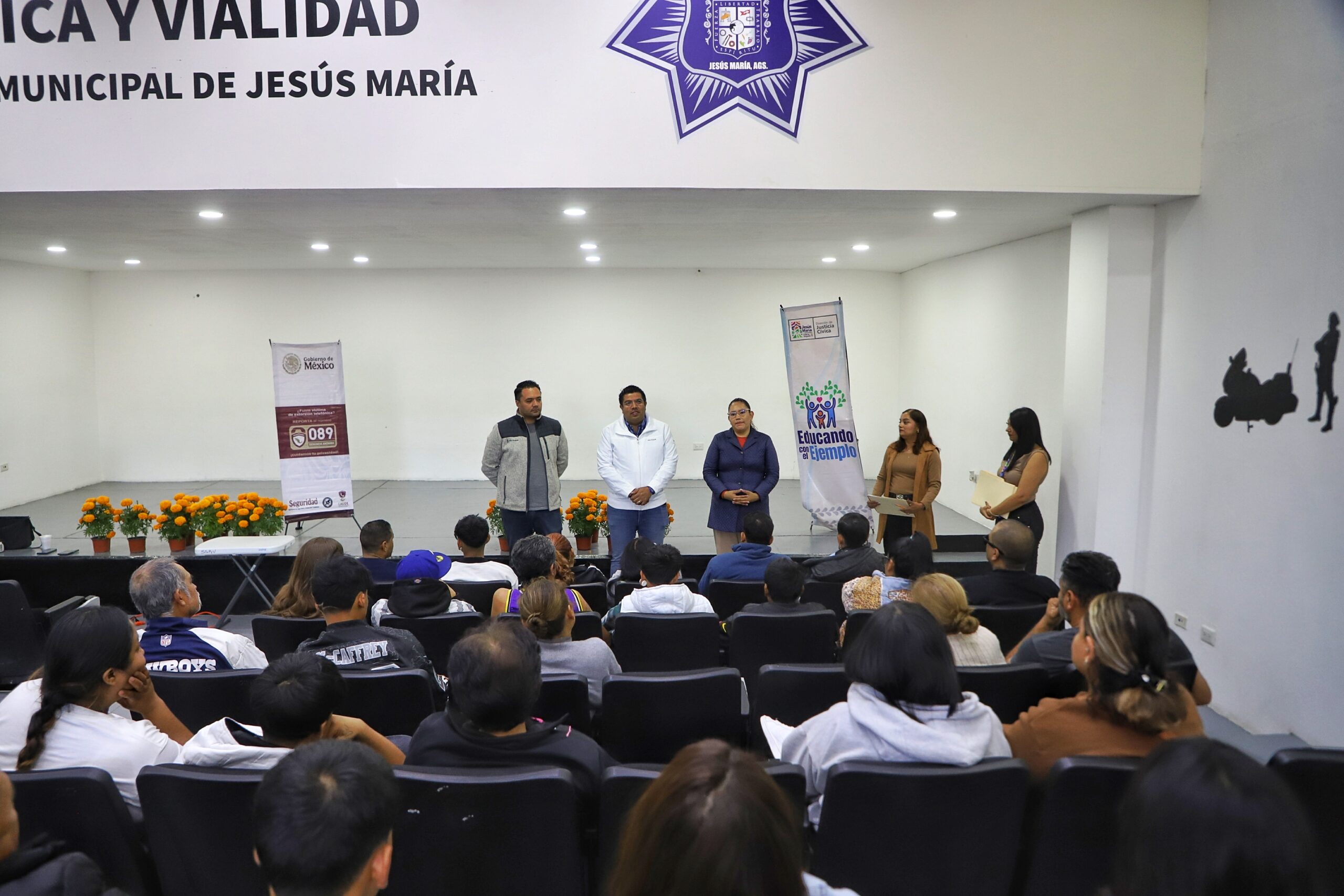 Familias de Jesús María reciben herramientas para prevenir riesgos en adolescentes