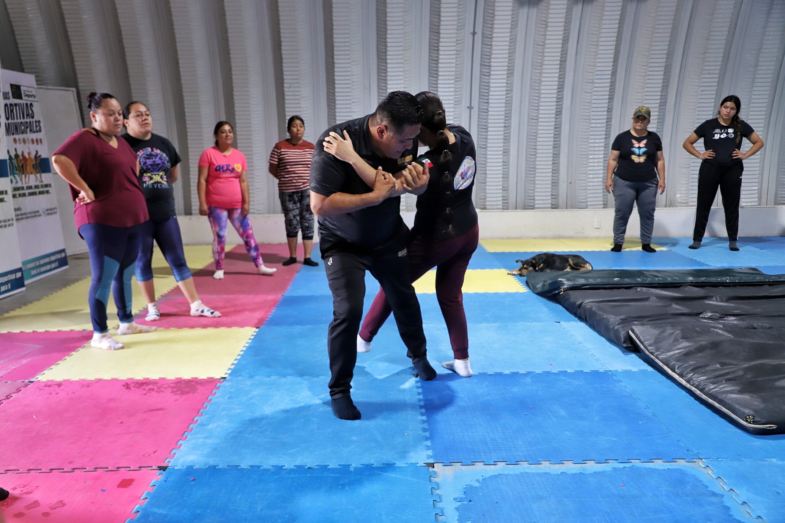 Mujeres de Jesús María aprenden técnicas de defensa personal